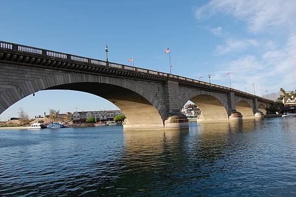 203 010 London Bridge 橋孔遙望英國村