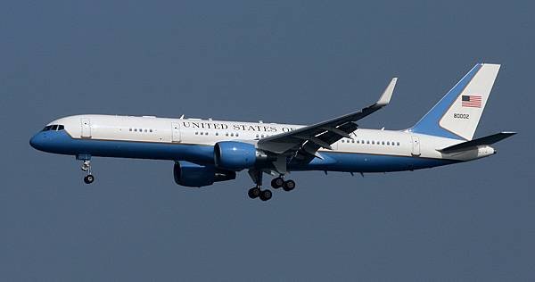 231 200 Boeing 757 _ 改良成C-32_ named Air Force II.jpg