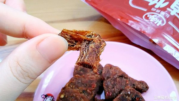 零食x開箱│《HOYA弘陽食品》台式沙茶、川味椒麻植物肉乾，嘴饞必備小零食，讓人欲罷不能的經典好滋味！#全素零食 #艾樂莓特x怡君