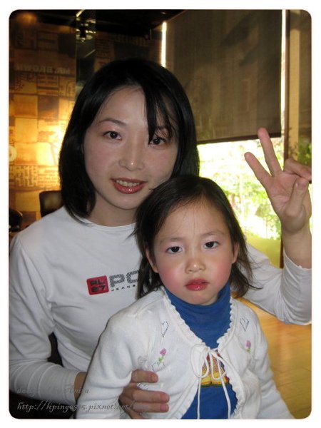 可愛的妹妹和媽咪