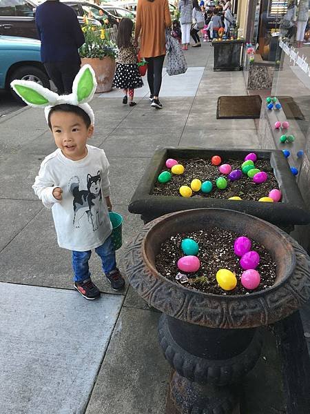 Easter Egg Hunt at Los Altos (4)(001).jpg