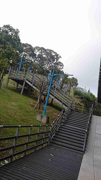 2015蘆竹區營盤環保公園看高鐵長溜滑梯9.jpg