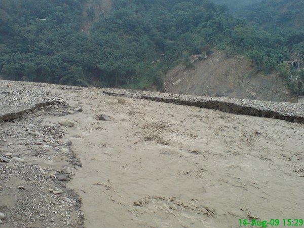 52.即便距離颱風登陸已經有數天之久 洪流卻依然翻騰不已.JPG