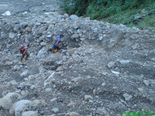 59.太和村山地同胞艱辛克難的穿越剛才的洪流與河床 來這裡運物資.JPG