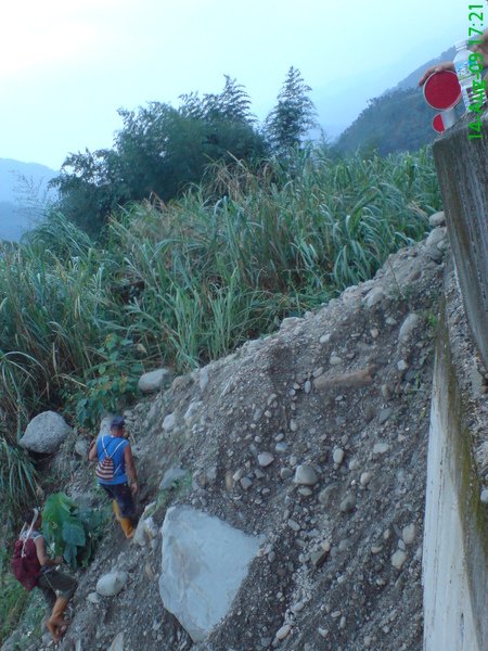 60.天生神力的原住民 沒三兩下就爬上這座兩層樓高的陡坡 高手中高手.JPG