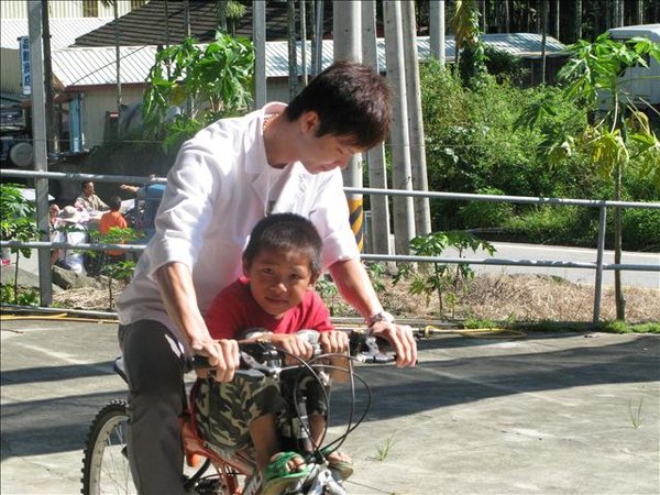 69.在山上騎腳踏車... 下坡會很瀟灑快意... 上波會飆淚飆汗....jpg