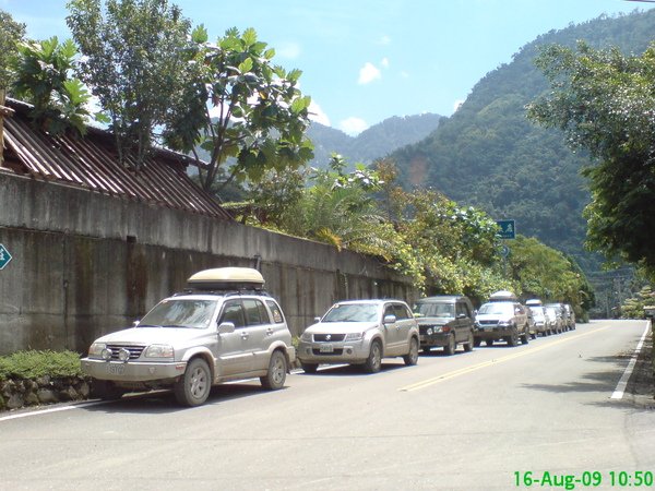 80.載我們離開梅山的台中車隊.JPG