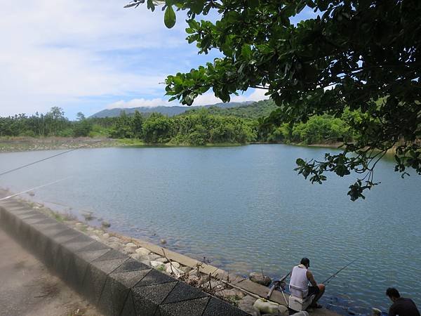 ”俊哪池”貯水池建設紀念碑