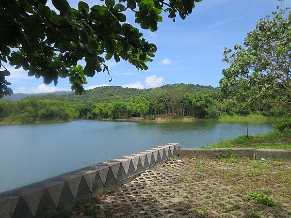 ”俊哪池”貯水池建設紀念碑8