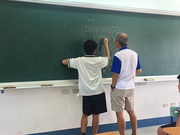 趴在桌上的男孩.jpg