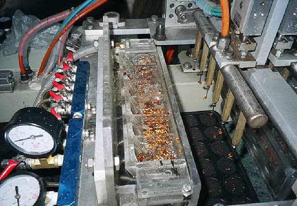 流體播種機水槽式種子槽及升降式吸附管驅動機構
