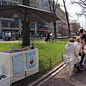 位於Helsinki 艾斯布蘭那地公園，參與餐廳日的民眾