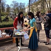 位於Helsinki 艾斯布蘭那地公園，參與餐廳日的民眾（20120519）