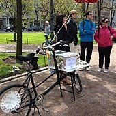 位於Helsinki 艾斯布蘭那地公園，參與餐廳日的民眾（20120519）