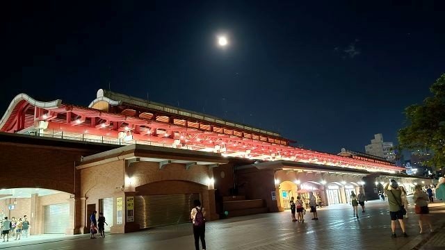 越夜月美海邊咖啡廳 ~ 沙灘、夕陽、霞光 越夜越美麗