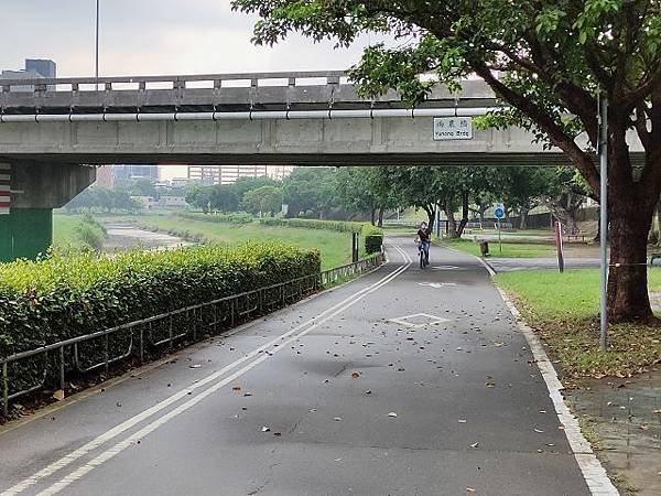 雙溪生活水岸自行車道左右岸環繞一圈，順暢好行！