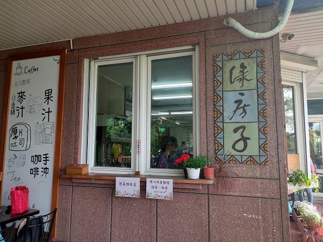 台大杜鵑花季 ~ 小木屋鬆餅、綠房子、醉月湖，悠閒遊