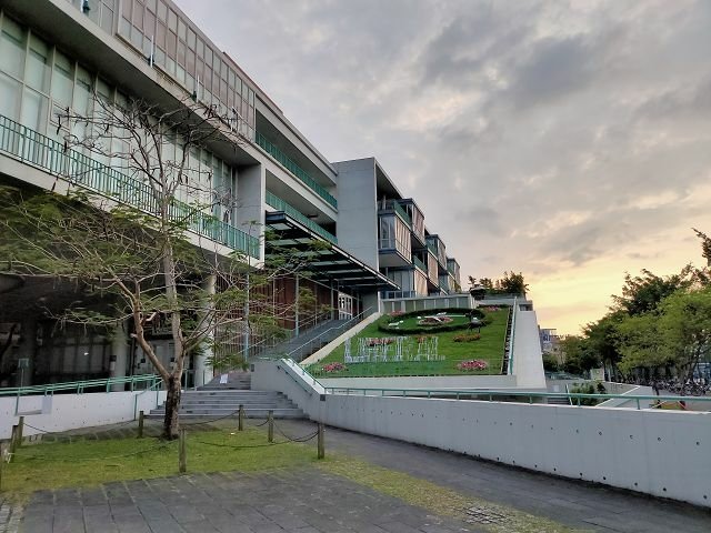 台大杜鵑花季 ~ 小木屋鬆餅、綠房子、醉月湖，悠閒遊