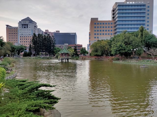 台大杜鵑花季 ~ 小木屋鬆餅、綠房子、醉月湖，悠閒遊