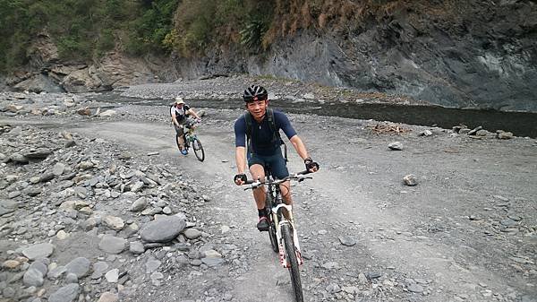 隘寮南北溪環線順遊勇氣瀑布單車行