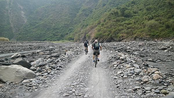 隘寮南北溪環線順遊勇氣瀑布單車行