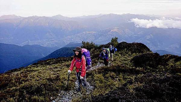 終於爬上遼闊的山頭，油婆蘭山營地就在眼前了..