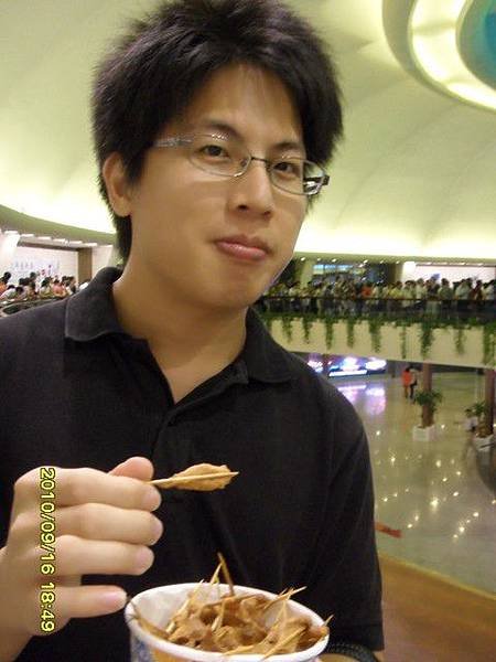 排東方明珠隊中吃炸蝦的Ben.jpg