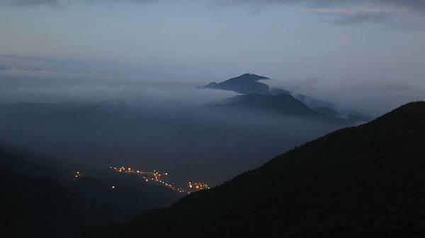 大年初七黎明和午後平流霧下的九份雲海。葉維廉詩人剪出的山影】