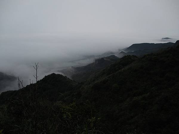 九份安靜的角落:基隆山金瓜石報時山景明亭和九份隔頂守候雲海。