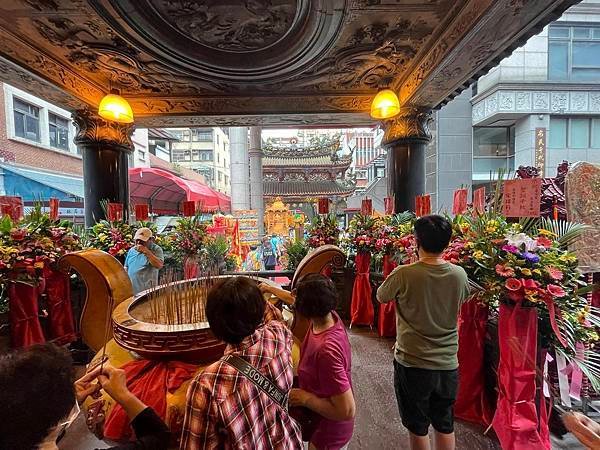 基隆市基隆媽慶安宮迎媽祖鑽轎腳繞境遶境巡庄出巡。西川滿與基隆