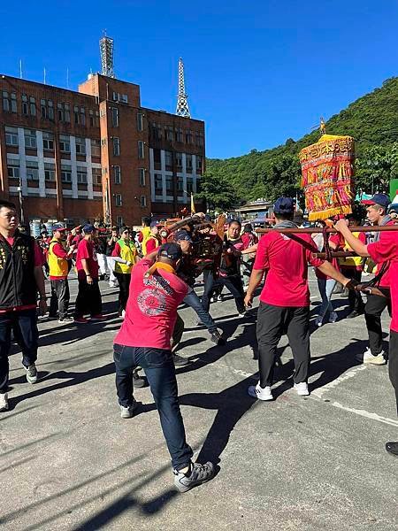 賴和作家與觀音畫像，西川滿作家與童乩法師道長。盛大又虔誠。宜