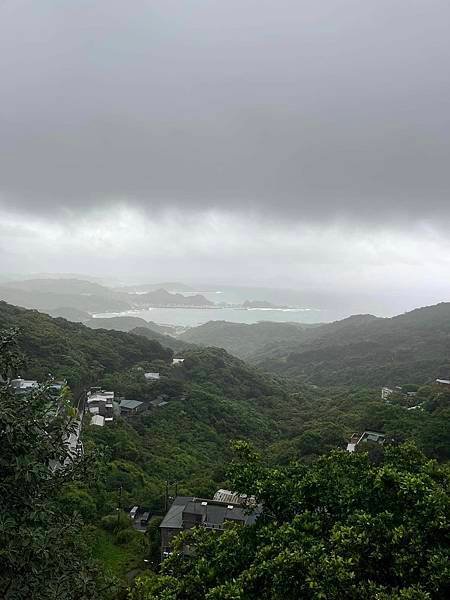 凱米颱風天九份老街。貓。金山岩石觀音