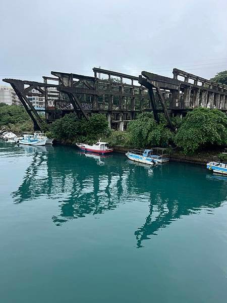 基隆市中正區八尺門阿根納造船廠遊艇工廠與八斗子漁港。唐朝姚合