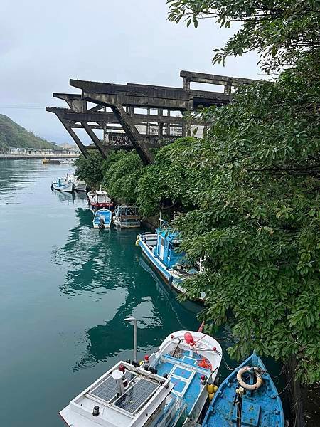 基隆市中正區八尺門阿根納造船廠遊艇工廠與八斗子漁港。唐朝姚合