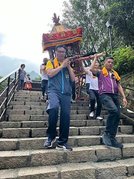關聖帝君突然多了好多面金牌。為金瓜石恭迎關渡二媽遶境，雕刻彩