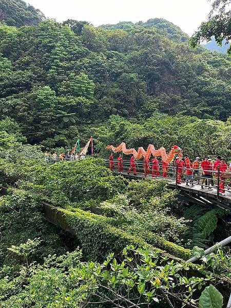 關聖帝君突然多了好多面金牌。為金瓜石恭迎關渡二媽遶境，雕刻彩