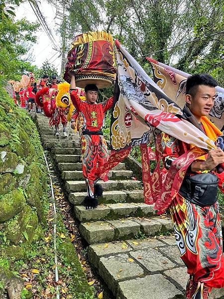 關聖帝君突然多了好多面金牌。為金瓜石恭迎關渡二媽遶境，雕刻彩
