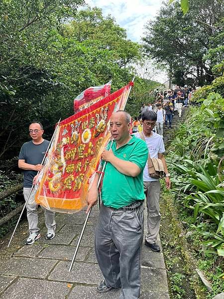 關聖帝君突然多了好多面金牌。為金瓜石恭迎關渡二媽遶境，雕刻彩