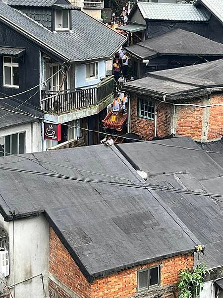 關聖帝君突然多了好多面金牌。為金瓜石恭迎關渡二媽遶境，雕刻彩