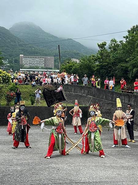 關聖帝君突然多了好多面金牌。為金瓜石恭迎關渡二媽遶境，雕刻彩