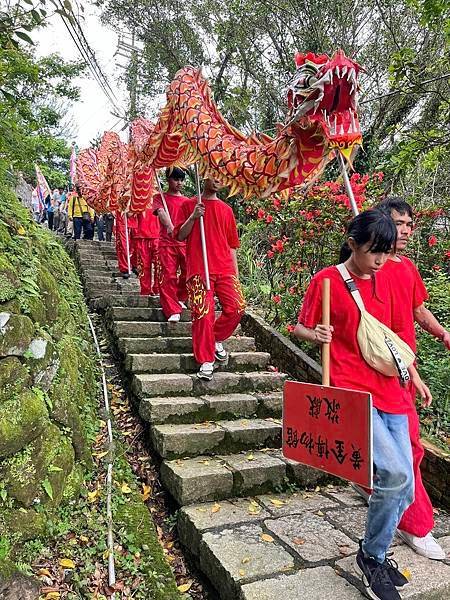 關聖帝君突然多了好多面金牌。為金瓜石恭迎關渡二媽遶境，雕刻彩