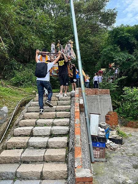 關聖帝君突然多了好多面金牌。為金瓜石恭迎關渡二媽遶境，雕刻彩