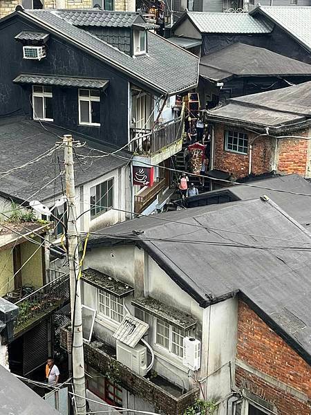 關聖帝君突然多了好多面金牌。為金瓜石恭迎關渡二媽遶境，雕刻彩