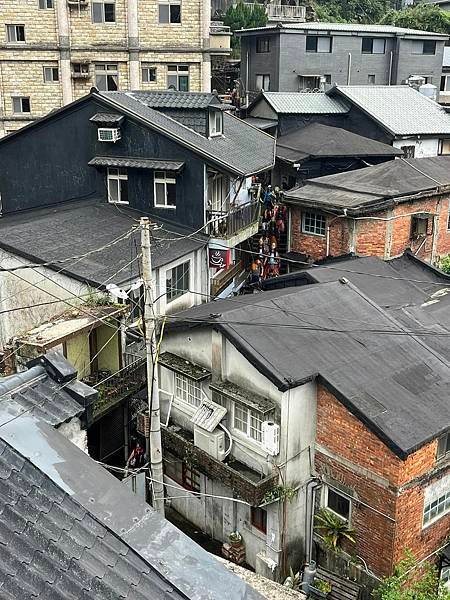 關聖帝君突然多了好多面金牌。為金瓜石恭迎關渡二媽遶境，雕刻彩