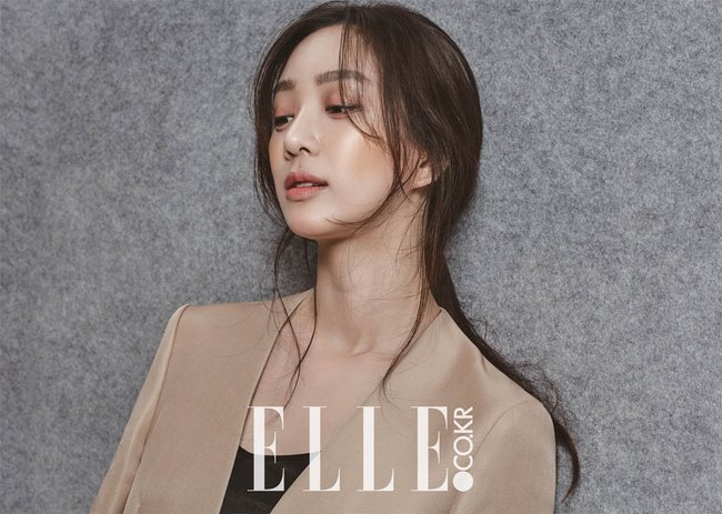 鄭麗媛演繹秋日彩妝 明眸紅唇女神范兒(ELLE)_2015_02