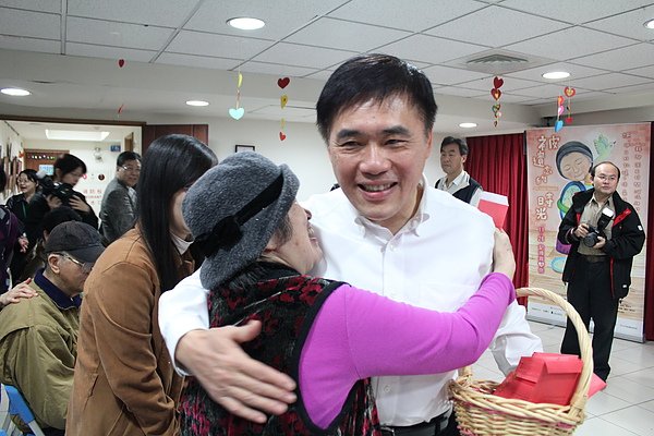 水妹奶奶擁抱郝市長，恭賀新年快樂.JPG