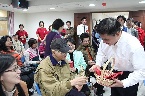 郝市長發紅包給良文伯伯.JPG