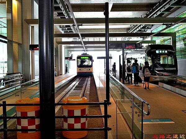 17富山站前地鐵電車.jpg
