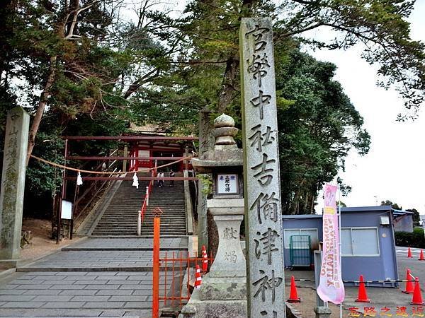 14吉備津神社北入口石碑.jpg