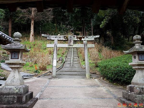 40吉備津神社迴廊外岩山宮鳥居.jpg